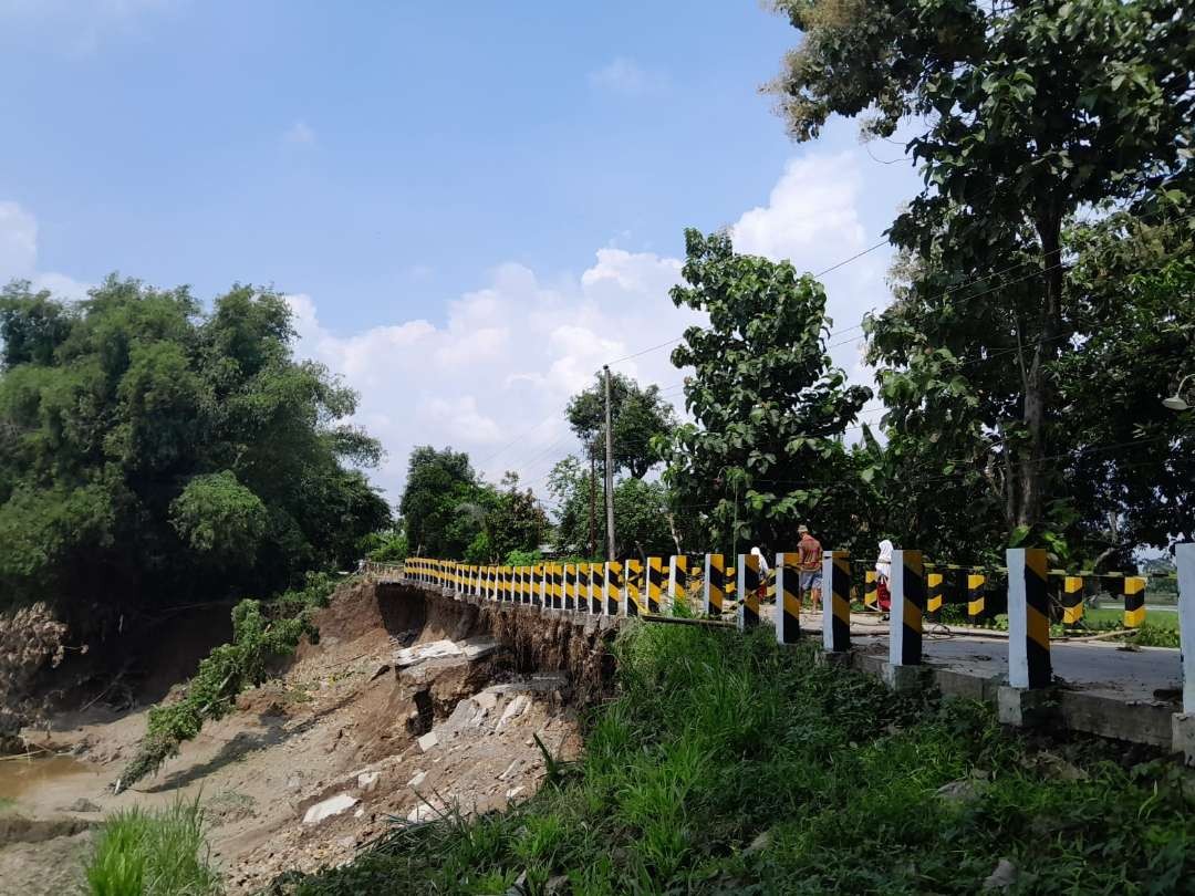 Lokasi longsoran di jalan kabupaten Gadon-Ngloram Kecamatan Cepu Kabupaten Bora. (Foto: Ahmad Sampurno/ Ngopibareng.id)