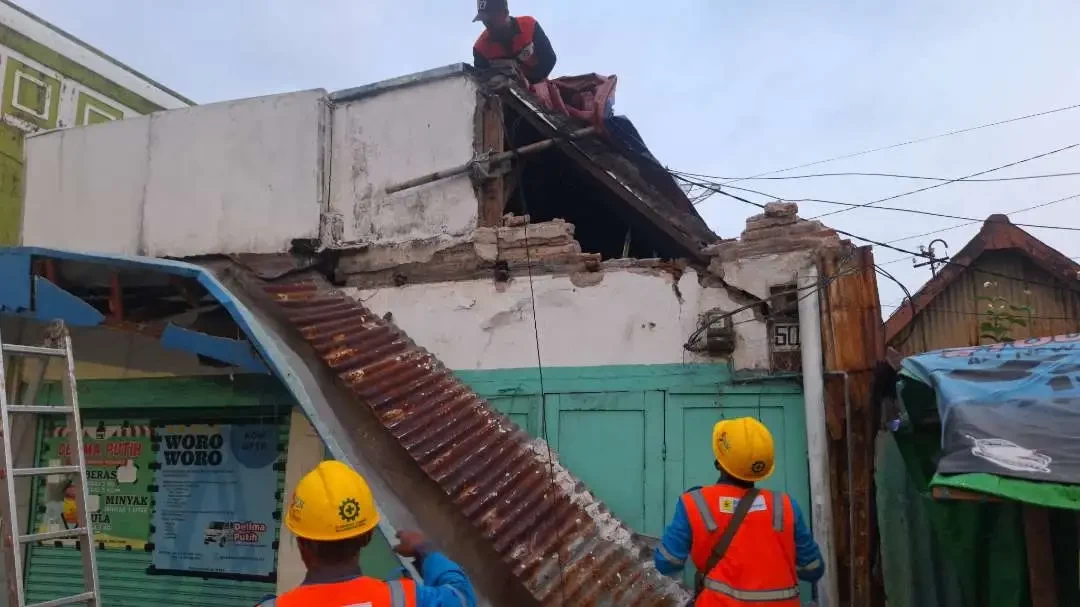 Satu rumah warga Ngaglik yang terdampak gempa Bawean, Jumat, 22 Maret 2024. (Foto: Julian Palermo/Ngopibareng.id)