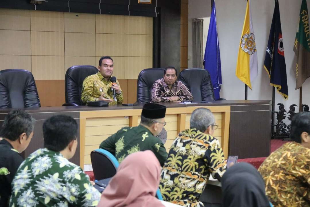 Bupati Blora Arief Rohman saat berada di UGM bersama Masyarakat terdampak Bendungan Karangnongko. (Foto: Dok Humas Pemkab Blora)