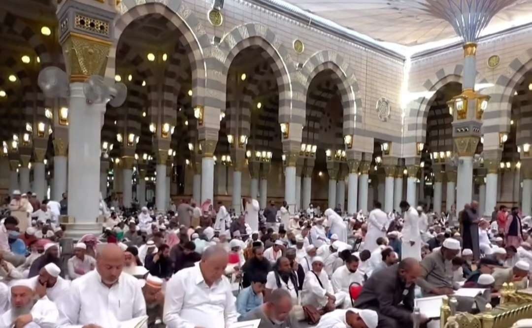 Suasana menjelang buka puasa di Masjid Nabawi, Madinah. (Foto:dok/ngopibareng.id)