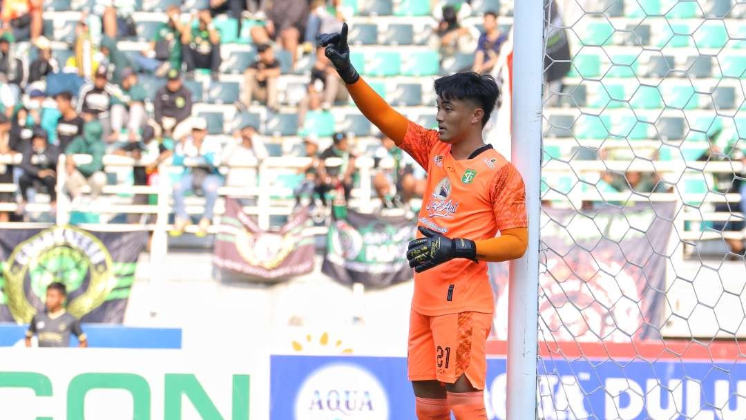 Kiper Persebaya, Ernando Ari Sutaryadi, kembali mendapat panggilan Timnas untuk melawan Vietnam di Kualifikasi Piala Dunia 2026. (Foto: Fariz Yarbo/Ngopibareng.id)