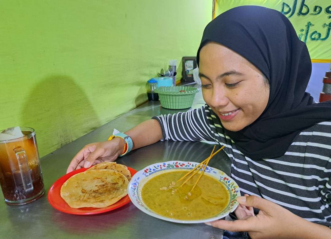 Gulai Kacang Hijau Roti Maryam Abah Hori di Jalan Iskandar Muda, Kawasan Religi Ampel Surabaya. (Foto: Pita Sari/Ngopibareng.id)