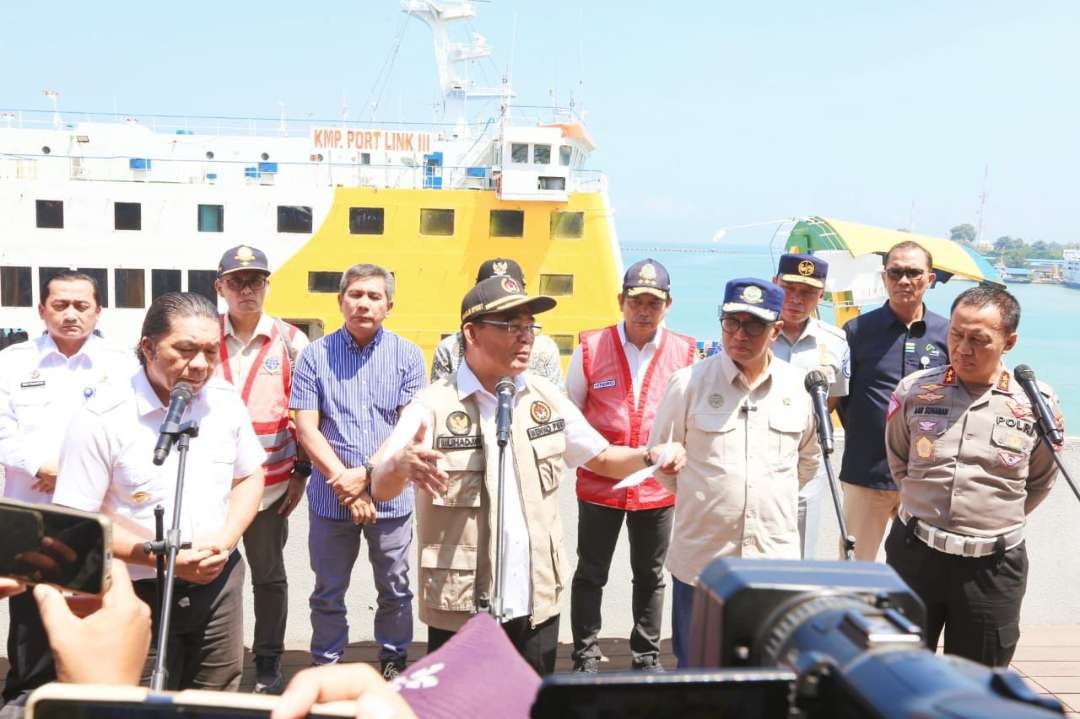 Menteri Koordinator Bidang Pembangunan Manusia dan Kebudayaan (Menko PMK) Muhadjir Effendy dan Menteri Perhubungan Budi Karya Sumadi melakukan inspeksi mendadak di Pelabuhan Merak, Provinsi Banten, Sabtu 23 Maret 2024. (Foto: Istimewa)