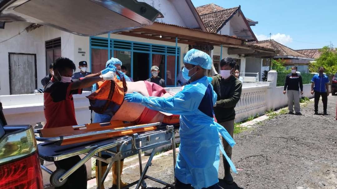 Jenazah SK dievakuasi petugas menuju RSUD Blambangan (Foto:Muh Hujaini/Ngipibareng.id)