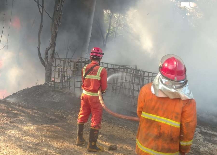 Petugas Damkar melakukan pemadaman tempat pengolahan solar di Desa Kaligede, Kecamatan Senori, Kabupaten Tuban yang terbakar (Foto: dok. Damkar Tuban)