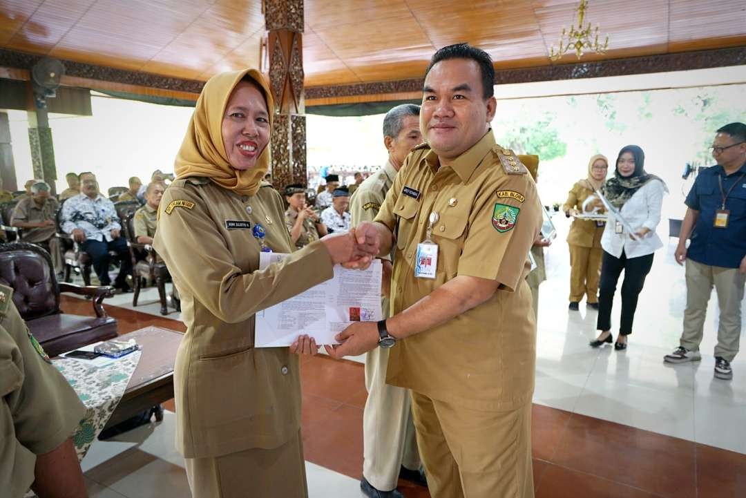 Bupati Blora Arief Rohman menyerahkan SK Pensiun kepada PNS. (Foto: Dok Pemkab Blora)