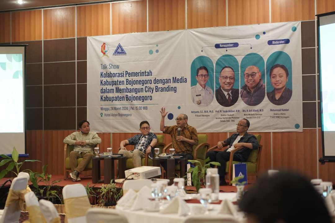 Pembicara talk show City Branding, Pj bupati bojonegoro Ariyanto. Prof Mohamad Yusak Anshori akademisi ilmu managemen Unair CEO Ngopibareng.id Arif Afandi,  dan Direktur PT ADS Mohammad Kundori, sebagai moderator di Bojonegoro Minggu 24 Maret 2024.(Foto: dok. Istimewa)