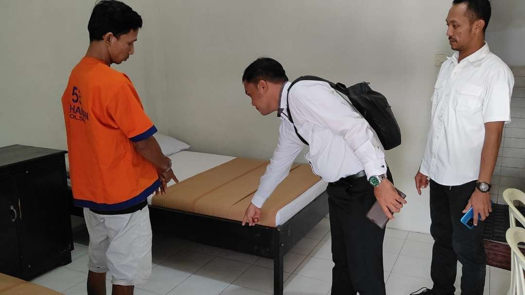 Polisi melalukan olah TKP di hotel tempat korban dan pelaku menginap. (Foto: Istimewa)