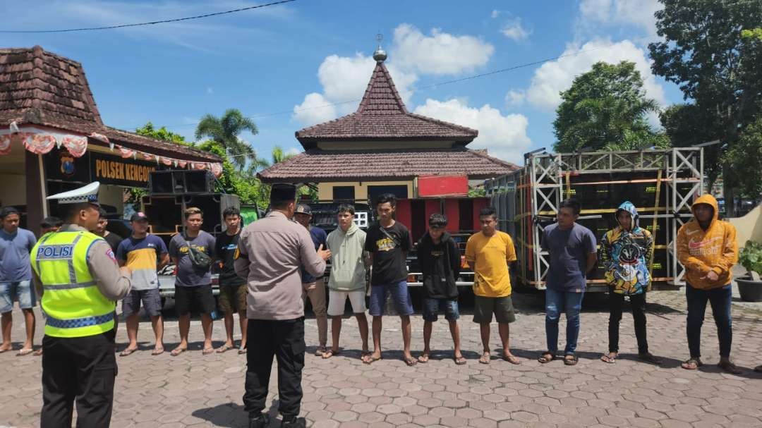 Polisi saat memberikan pembinaan kepada komunitas sound horeg yang melakukan parade di Paseban, Kencong (Foto: Dok Polsek Kencong)