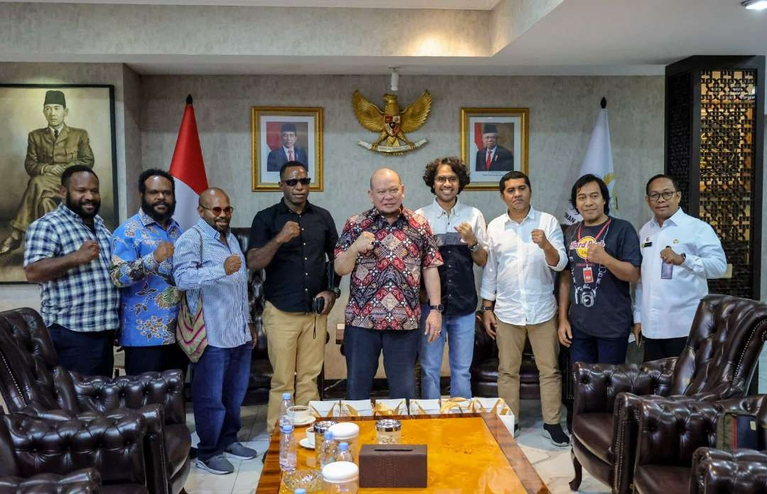 Ketua DPD RI AA LaNyalla Mahmud Mattalitti bersama senator terpilih asal Papua Pegunungan dan Maluku Utara. (Foto: Tim Media LaNyalla)