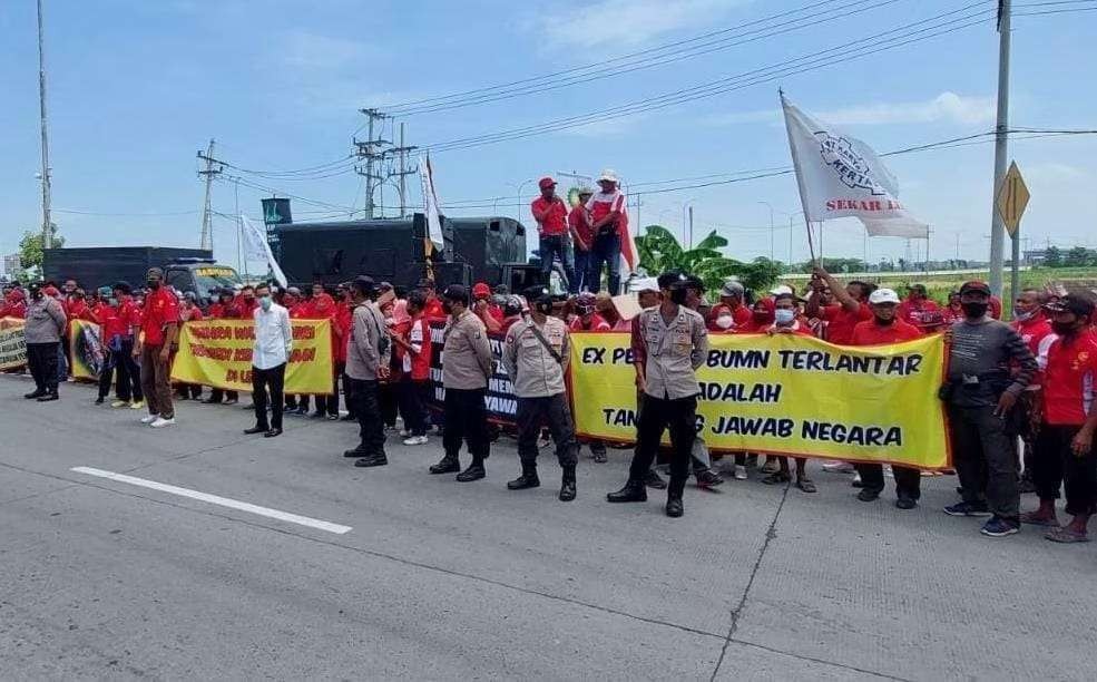 Eks-karyawan PT Kertas Leces saat berdemonstrasi, menuntut agar hak-haknya  dipenuhi, beberapa waktu lalu. (Foto: Ikhsan Mahmudi/Ngopibareng.id)