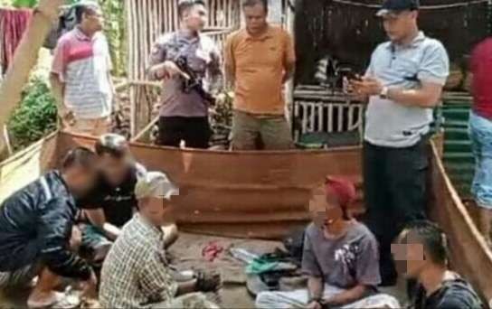 Empat pejudi ditangkap Polisi Situbondo saat berjudi sabung ayam jelang buka puasa.(Foto:Dok.Satsamapta Polres Situbondo)