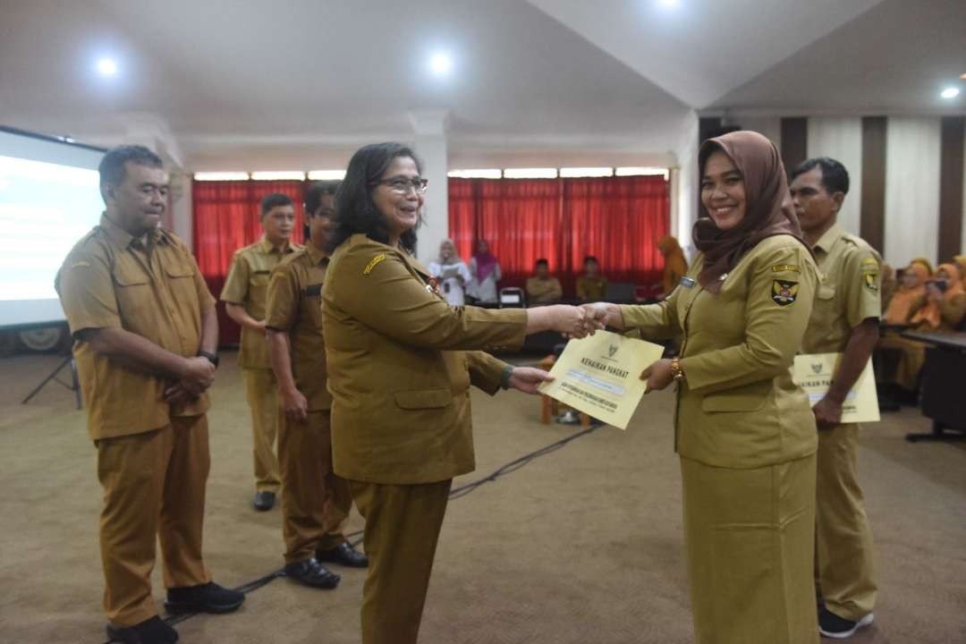 Serahkan SK kenaikan pangkat, Pj Wali Kota Kediri ingatkan untuk terus tingkatkan kompetensi. (Foto: Istimewa)