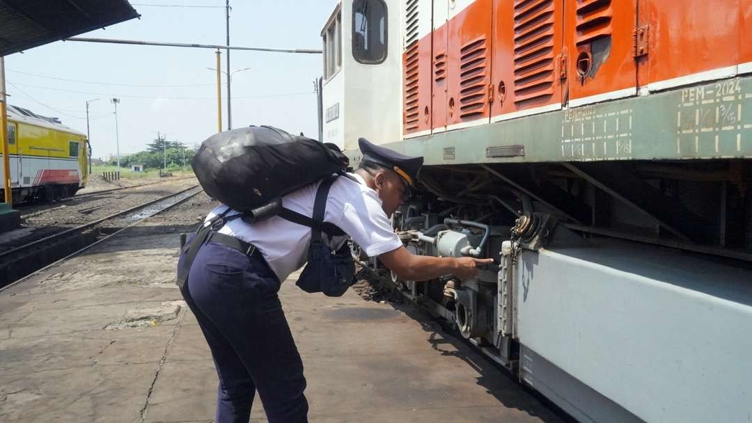 Masinis KAI Daop 8 Surabaya melakukan assesmen, sebelum berangkat dinas di Depo KAI Sidotopo. (Foto: Humas KAI Daop 8)