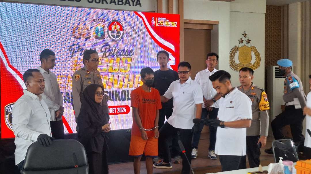 Tersangka SH, pelaku pembunuhan M. Hardoyo, seorang nelayan kepiting asal Medokan Semampir, Surabaya, saat rilis di Mapolrestabes Surabaya, Senin 25 Maret 2024. (Foto: Julianus Palermo/Ngopibareng.id)