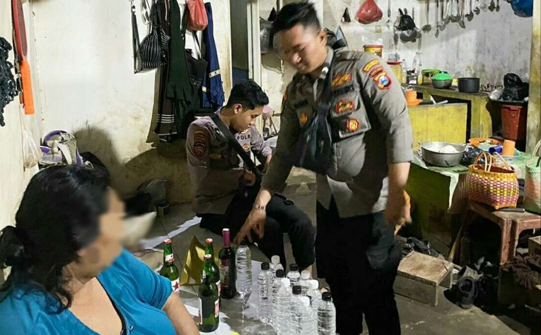 Anggota Satsamapta Polres Situbondo saat merazia toko kelontong menjual miras di bulan puasa Ramadan 1445 Hijriah. (Foto:Dok.Satsamapta Polres Situbondo)