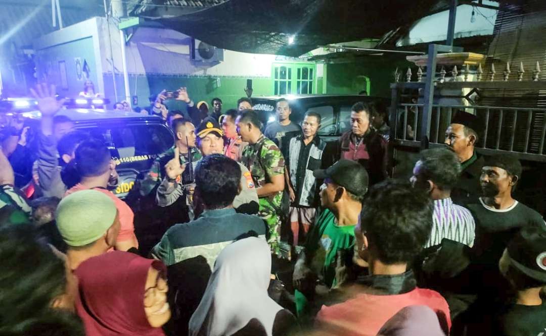 Demo warga sumput, tolak penjual miras. (Foto: Aini Arifin/Ngopibareng.id)