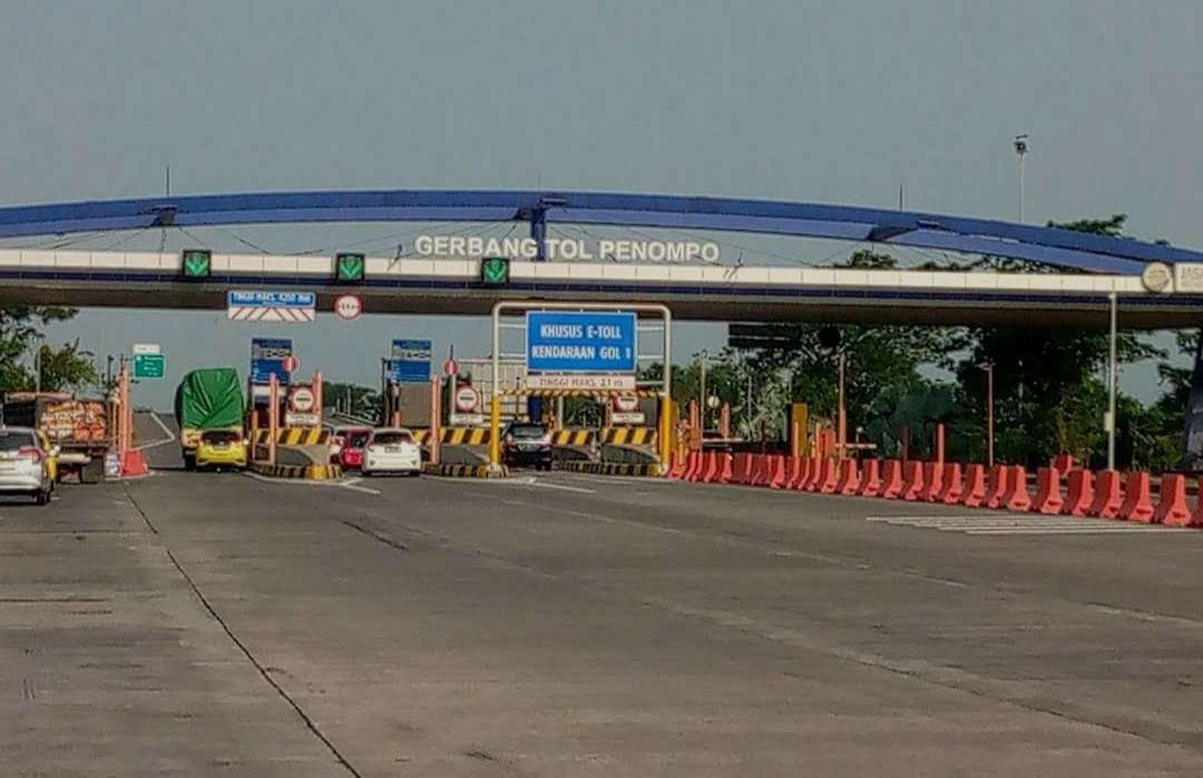 Gerbang Tol Penompo Mojokerto.(Foto: Deni Lukmantara/Ngopibareng)