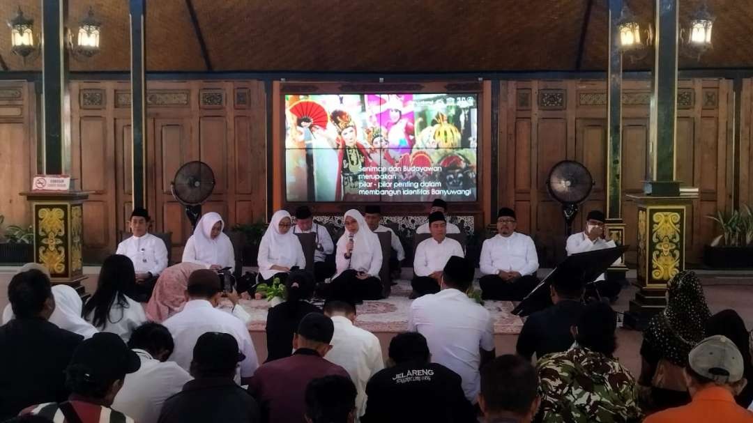 Bupati Banyuwangi berbincang dengan para seniman, budayawan dan pelaku jasa wisata di Pelinggihan Dinas Pariwisata dan Kebudayaan Banyuwangi (Foto: Muh Hujaini/Ngopibareng.id)