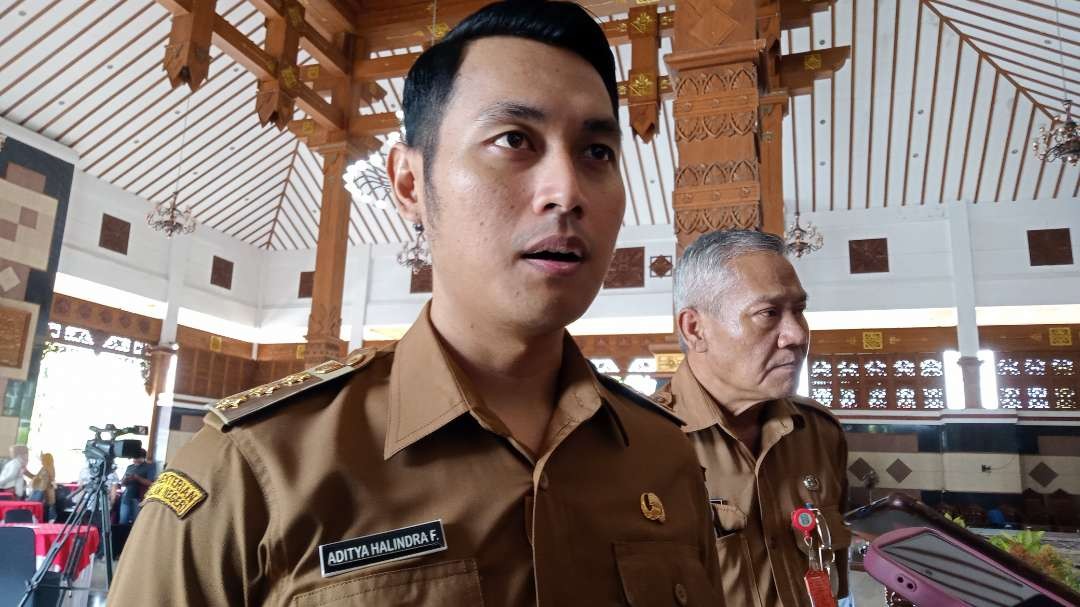 Bupati Tuban, Aditya Halindra Faridzky, pastikan maju di Pilkada Tuban 2024, usai Musrenbang di Pendopo Kridho Manunggal, Selasa 26 Maret 2024. (Foto: Khoirul Huda/Ngopibareng.id)