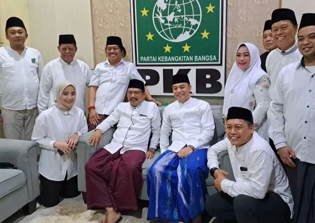 Walikota Surabaya Eri Cahyadi dan Ketua DPC PKB Surabaya Musyafak Rouf (duduk), saat acara di Kantor DPC PKB Surabaya, Jalan Ketintang Madya, Surabaya. (Foto: Pita Sari/Ngopibareng.id)