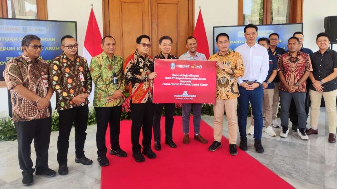 Pj Gubernur Jatim, Adhy Karyono menerima bantuan baja ringan untuk penanganan pasca gempa di Bawean. (Foto: Fariz Yarbo/Ngopibareng.id)