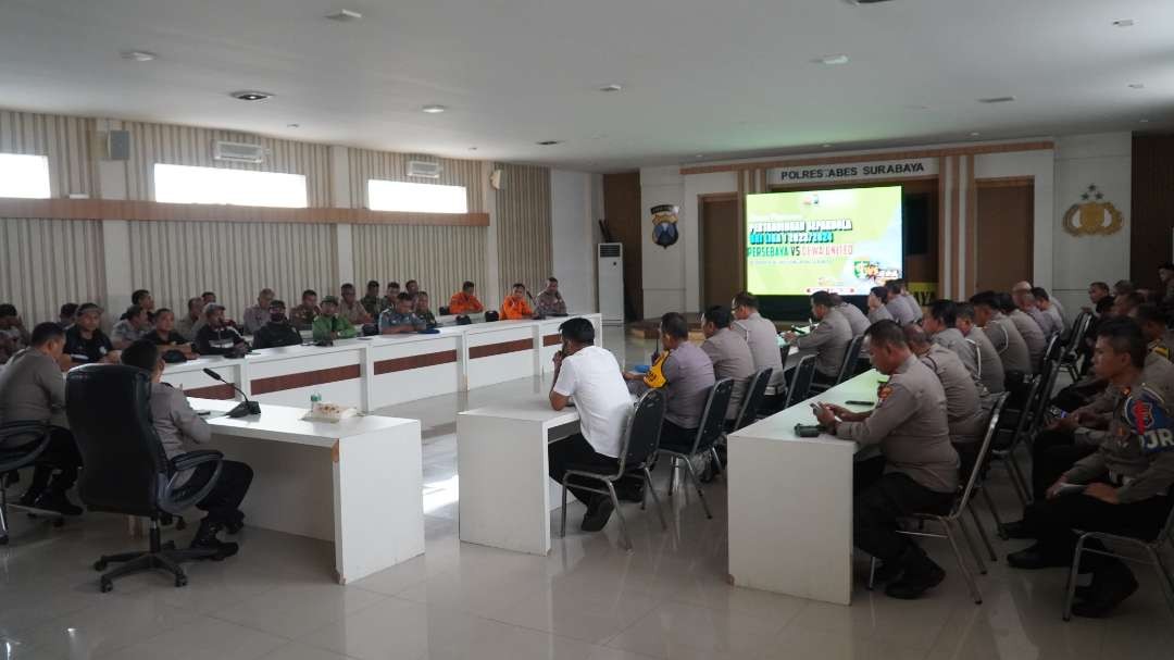 Suasana rakor petugas gabungan TNI, Polri, dan Pemkot Surabaya, untuk mengamankan pertandingan Liga 1 antara Persebaya dan Dewa United. (Foto: Humas Polrestabes Surabaya)