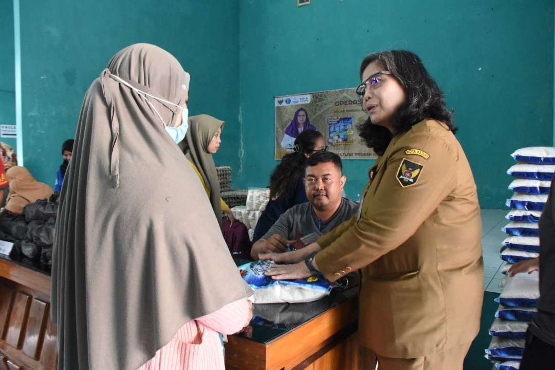 Pj. Walikota Kediri Zanariah saat meninjau Operasi Pasar Murni di Kantor Kelurahan Ngletih. (Foto: Pemkot Kediri)