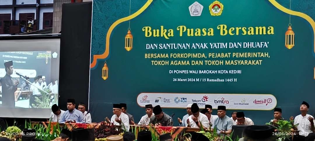 Buka bersama Forkopimda, Ponpes Wali Barokah Kediri beri santunan ratusan anak yatim dan kaum dhuafa. (Foto: Fendi Lesmana/ngopibareng.id)