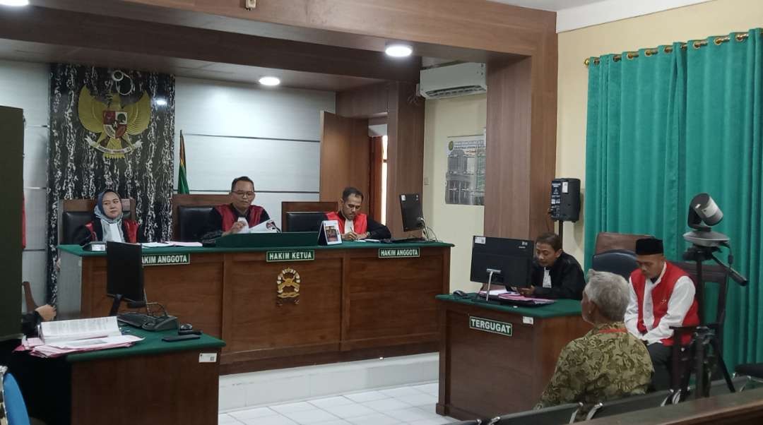 Kades Sidonganti Tuban dihadirkan dalam sidang lanjutan kasus pembunuhan sekdes (Foto: Khoirul Huda/Ngopibareng.id)