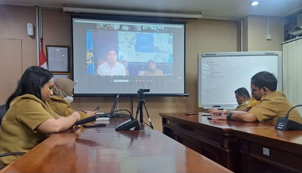 Walikota Surabaya, Eri Cahyadi saat melakukan pengarahan ke pada tenaga ASN dan kontrak. (Foto: Dok Humas Pemkot Surabaya)