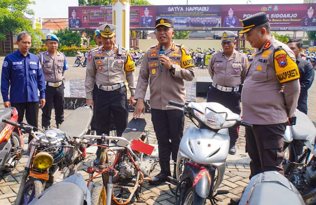 Kapolresta Sidoarjo saat menunjukkan barang bukti kendaraan bermotor tak sesuai standard (foto :Aini/Ngopibareng.id)