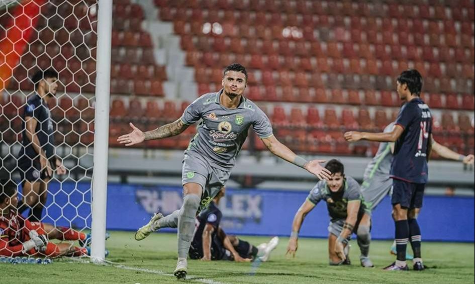 Bek tengah Persebaya, Yan Victor, mencetak gol ke gawang Arema FC. (Foto: Persebaya.id)