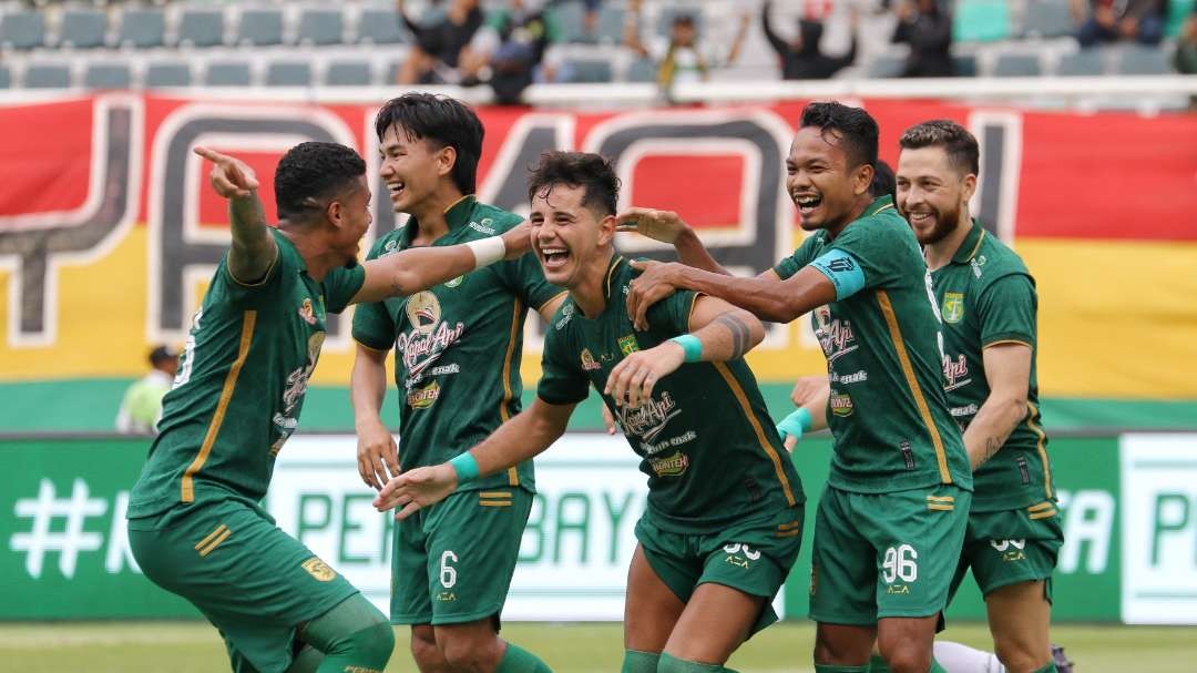 Pemain Persebaya merayakan gol yang dicetak Bruno Moreira. (Foto: Fariz Yarbo/Ngopibareng.id)