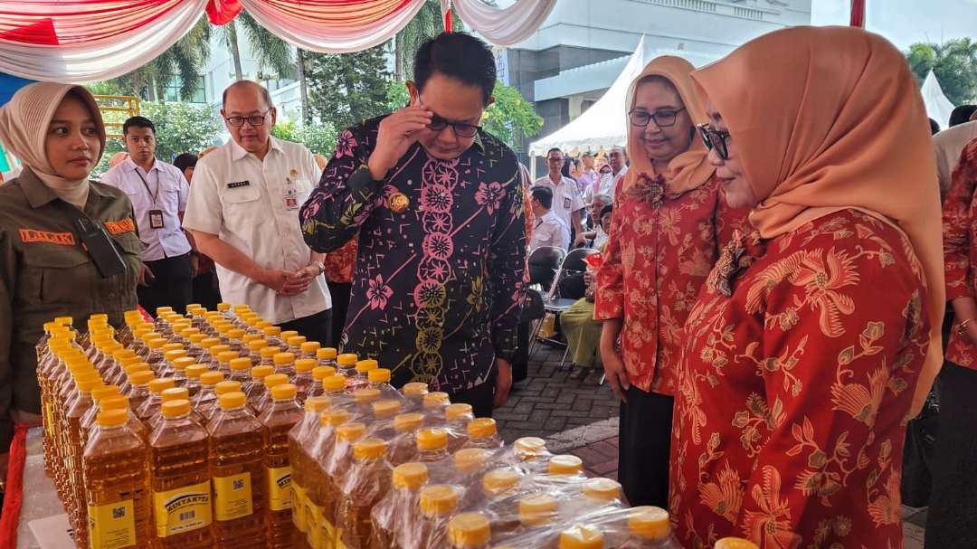 Pj Gubernur Jatim Adhy Karyono saat membuka bazar ramadan di Kantor Gubernur Jatim, Surabaya, Rabu 27 Maret 2024. (Foto: Fariz Yarbo/Ngopibareng.id)