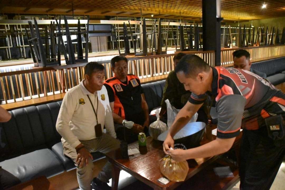 Satpol PP Kota Surabaya saat melakukan penyegelan di tempat hiburan yang langgar aturan Ramadan. (Foto: dok Satpol PP)