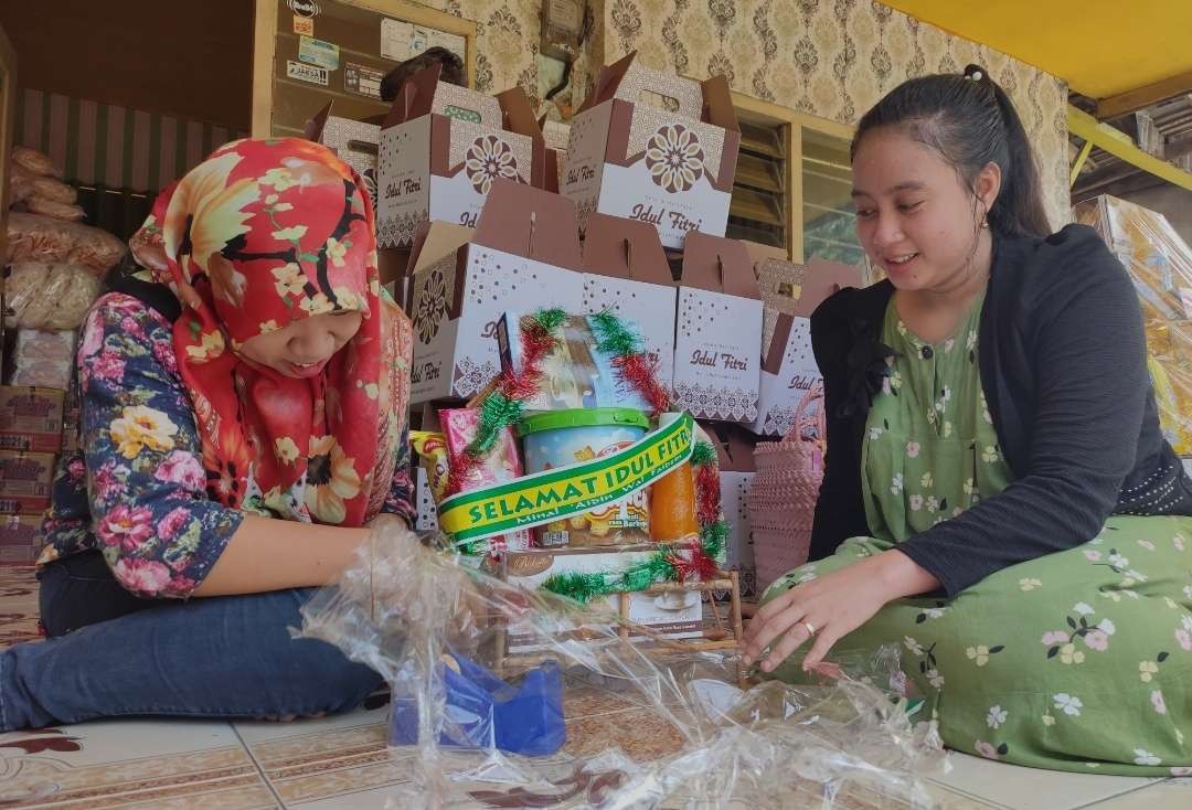 Pengusaha parsel lebaran kebanjiran order. (Foto: Deni Lukmantara/Ngopibareng)