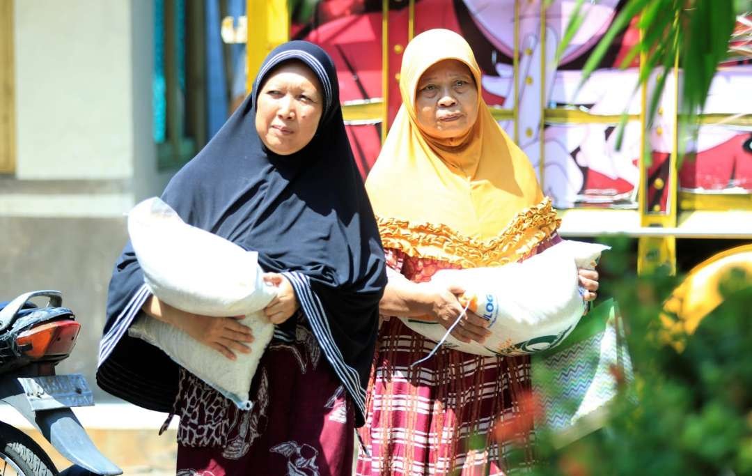 Dinsos menyalurkan bantuan Cadangan Beras Pemerintah (CBP) yang merupakan program Badan Pangan Nasional, beberapa waktu lalu. (Foto: Ikhsan Mahmudi/Ngopibareng.id)