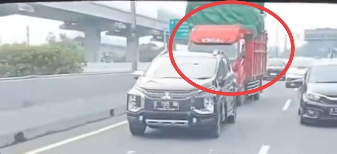 Truk muatan sofa berlebihan ugal-ugalan disopiri remaja 18 tahun, penyebab tabrakan beruntun di Gerbang Tol Halim Utama, Jakarta, Rabu 27 Maret 2024. (Foto: Tangkapan layar video)