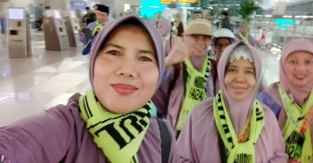 Bu Ny Hj Mihmidati Afif, Pengasuh Pesantren Al-Quran Surabaya, bersama Hj Faridatul Hanum, aktivis Muslimat NU Jatim, saat melaksanakan ibadah umrah bulan Ramadan tahun ini. (Foto: Faridatul Hanum for ngopibareng.id)