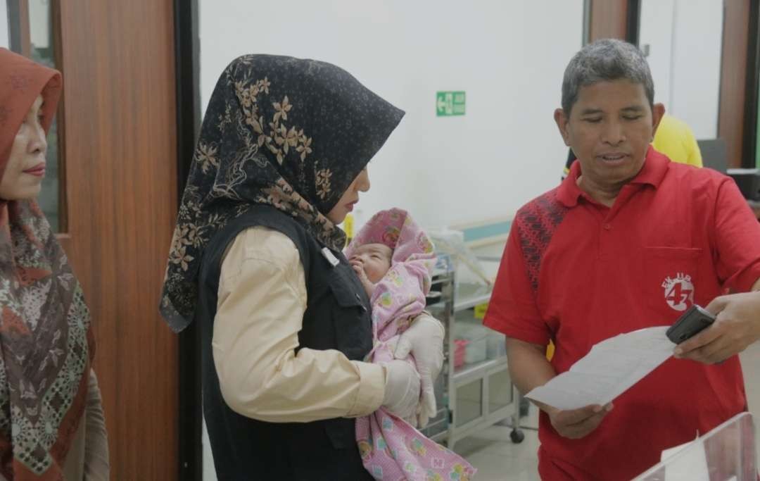 Bayi laki-laki dalam kardus yang ditemukan di teras rumah warga Mojokerto saat menjalani perawatan di RSUD dr Soekandar Mojosari.(Foto Istimewa)