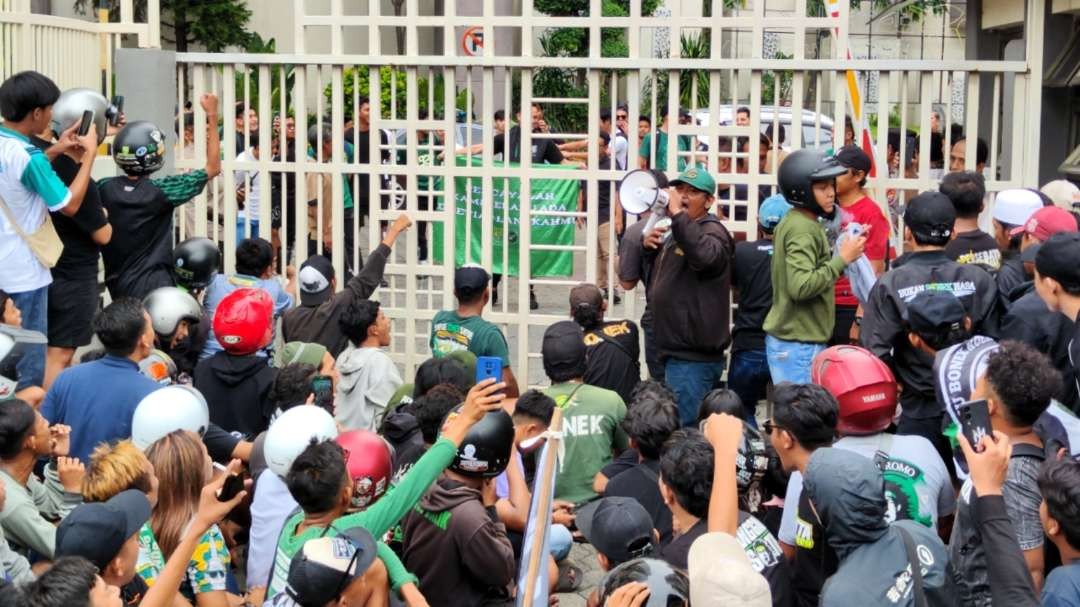 Bonek saat menyambut kedatangan tim Persebaya di apartemen Puncak Marina, Surabaya, Kamis 28 Maret 2024. (Foto: Fariz Yarbo/Ngopibareng.id)