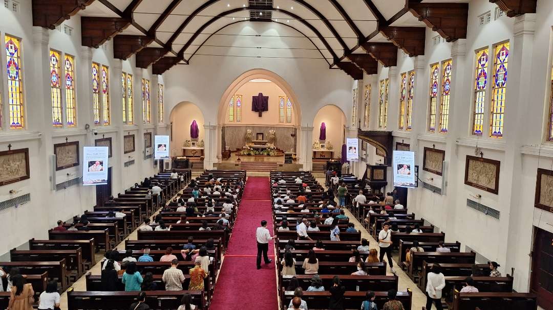 Kondisi Katedral Hati Kudus Yesus Surabaya, Jalan Polisi Istimewa, Surabaya, jelang Ekaristi "Kamis Putih", Kamis 28 Maret 2024. (Foto: Julianus Palermo/Ngopibareng.id)