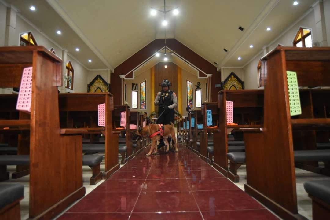 Satwa Unit K9 sedang melakukan sterilisasi di Gereja Maria Ratu Damai, Banyuwangi, Jawa Timur. (Foto: Istimewa)