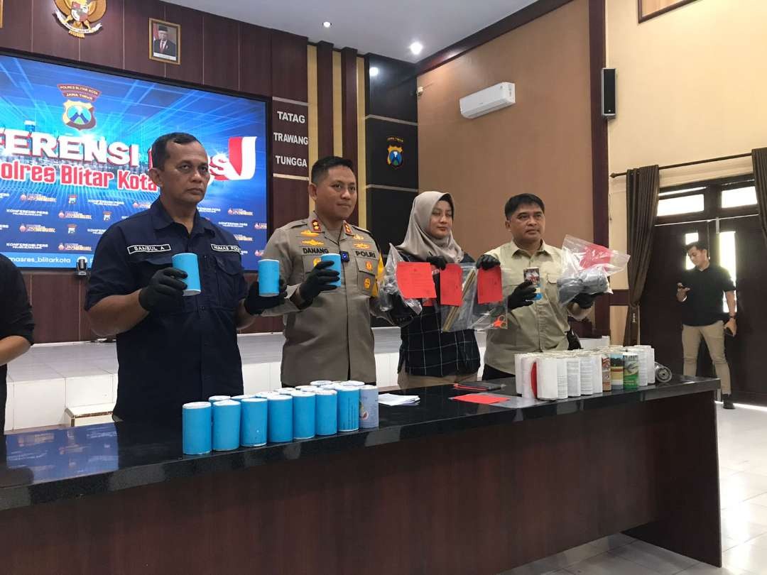 Kapolres Kota Blitar, AKBP Danang Setyo Pambudi Sukarno (kiri kedua) menunjukkan barang bukti berupa obat mercon dan selongsong kertas mercon yang berhasil disita oleh Polres kota Blitar dari kedua pelaku inisial YN dan Z, masih usia 17 tahun. (Foto: Choirul Anam/Ngopibareng.id)