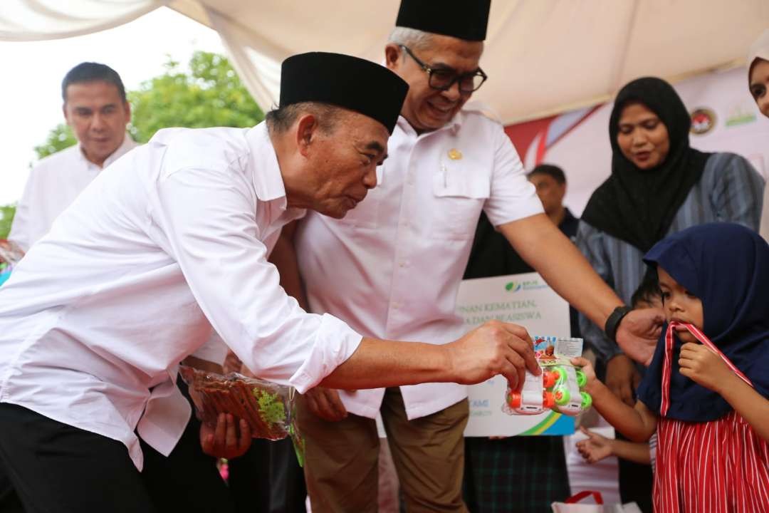 Menteri Koordinator Bidang Pembangunan Manusia dan Kebudayaan (Menko PMK) Muhadjir Effendy aat mengecek penanganan stunting dan penyaluran Bantuan Cadangan Pangan Pemerintah (CPP) di Gampong Lampulo, Kecamatan Kuta Alam, Kota Banda Aceh, Provinsi Aceh, Rabu 27 Maret 2024. (Foto: Istimewa)