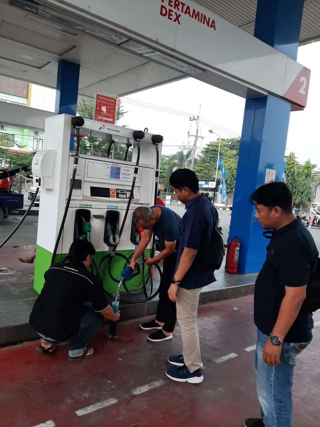 Anggota Satreskrim Polres Bojonegoro menggelar Inspeksi mendadak (Sidak) di salah satu Stasiun Pengisian Bahan Bakar Umum(SPBU) di jalan Veteran Kecamatan Kota Bojonegoro, Jum’at 29 Maret 2024. (Foto: dok polres)