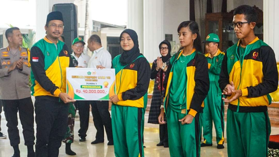 Bupati Sidoarjo, Ahmad Muhdlor Ali (Gus Muhdlor) serahkan bonus atlet Porprov. (Foto: Aini Arifin/Ngopibareng.id)