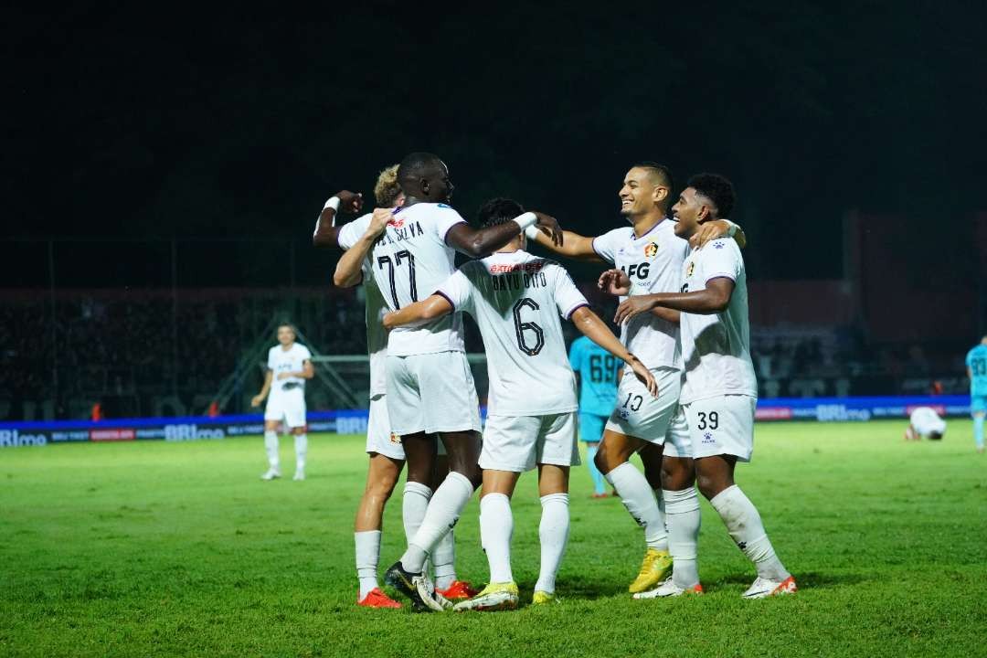 Tampil di hadapan ribuan pendukung setianya. Persik Kediri tampil superior. Tim berjuluk Macan Putih itu menghajar Persikabo 1973 dengan skor telak, 5-2. (Foto: Istimewa)