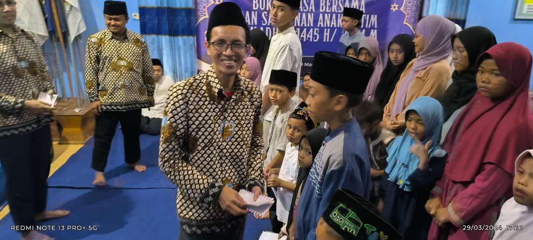 KNPI Kota Kediri ajak OKP (Organisasi Kepemudaan) buka puasa bersama (bukber), beri santunan anak yatim dan berbagi takjil. (Foto: Fendi Lesmana/Ngopibareng.id)